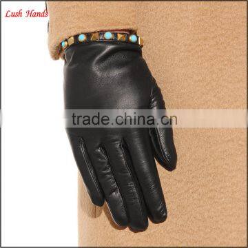 Black basic tight Rockstud leather gloves for women