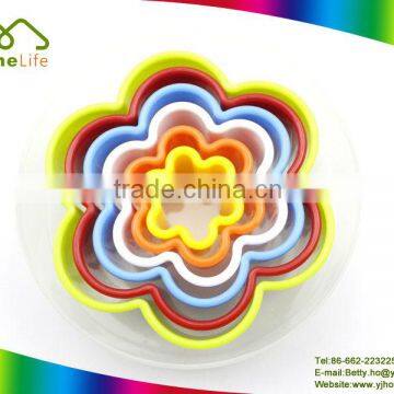 Multi-size & Multi-color Flower Shape Plastic Sandwich Biscuit Cookie Cutter Set