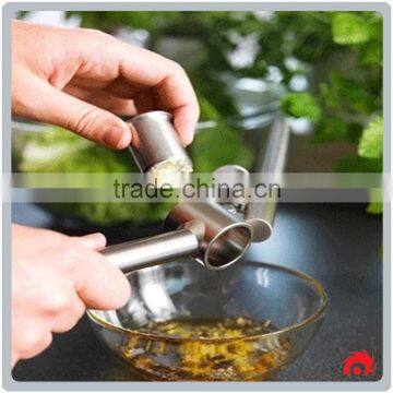 Household Manual Kitchen Tool Portbale Stainless Steel Garlic Press photo-5