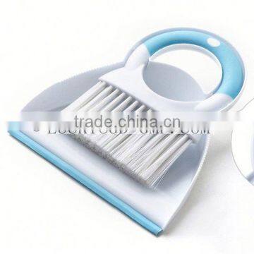 plastic dustpan with handle