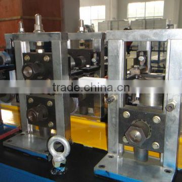 Automatic roller shutter slats forming machine