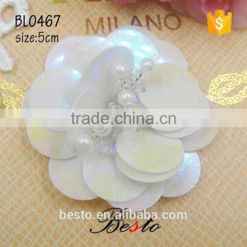 Factory wholesale decorative bead center white flower plastic applique for clothes