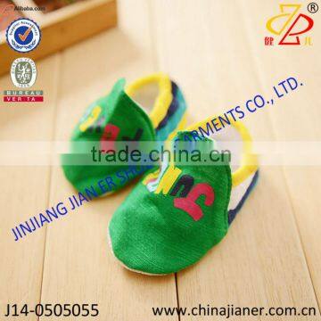 2015 new arrival hand knit fabric cute newborn baby shoes made in china