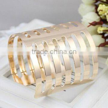 Women Gold Plated Hollow Link Wristlet Bangle With Stripes Design photo-2