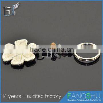 Wholesale Fashionable Metal Snowflake Keychain Cheap for Sale photo-3