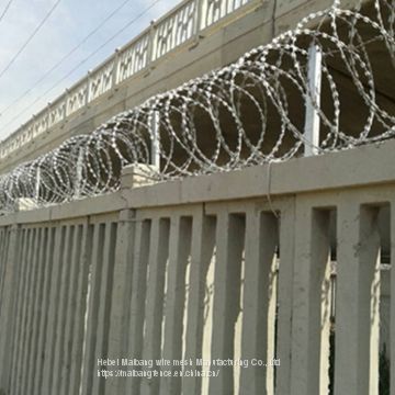 Hot Dipped Galvanized Barbed Wire/Razor Wire/Barbed Wire Fence