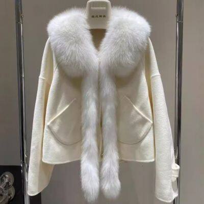 Un nuevo abrigo de lana de doble cara de invierno con chaqueta de lana de zorro y un corto capote de alta gama de estilo coreano para mujeres photo-2