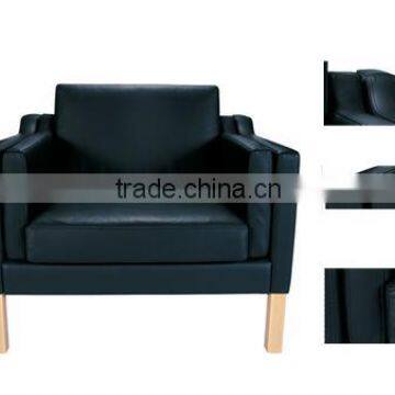 designer arm chair in leather uphostory CH031