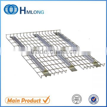 Warehouse storage with cut steel wire mesh decking racking