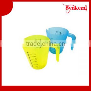 Plastic liquid measuring cup