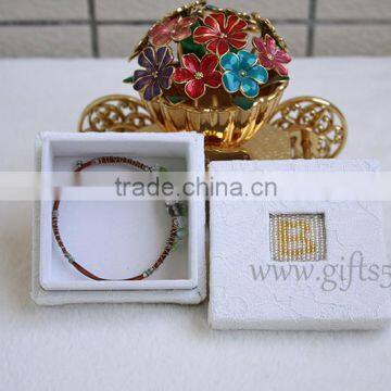 Luxury jewelry packaging box with beaded name plate of B