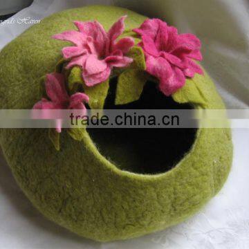 Best Selling Eco-friendly Flower Decorated Warm Felt Cat House