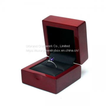 Деревянный футляр для колец, красного глянцевого цвета, с внутренней обшивкой черной ПУ, с логотипом, нанесенным методом экранной печати