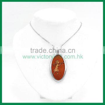 Embossed Pattern Iridescent Color Necklace