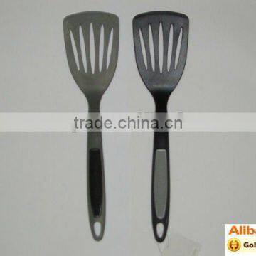 Nylon cooking scoop with handle