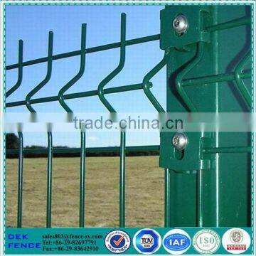 Triangle fence post / welded wire mesh triangle fence clips