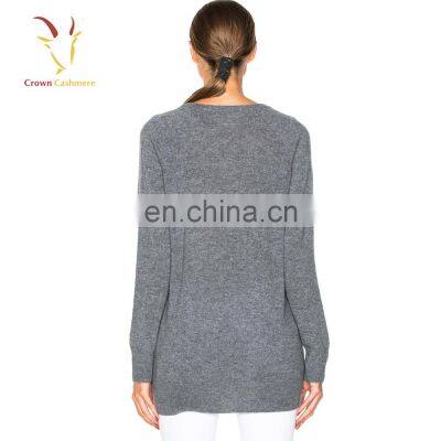 Базовые модели вязаной свитшота на всю рукавницу для женщин с V-образным вырезом photo-4