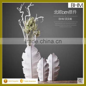 Feather shape new design white matt ceramic vase 2016 with assorted sizes