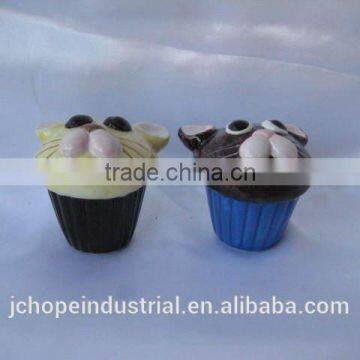 cat cupcake ceramic salt and pepper shaker set