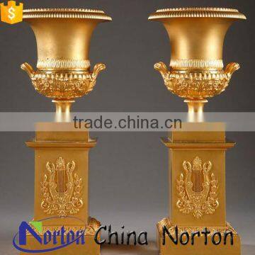 Pairs of gilt bronze vases chiselled with twisted patterns NTBF-FL009L