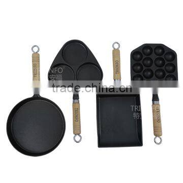 Mini cast iron pizza pan with wooden handle set