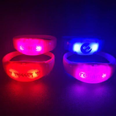 Soundaktivierte LED-Eventschlie?b?nder, Silikonschlie?b?nder mit individuellem Logo, die im Dunkeln leuchten