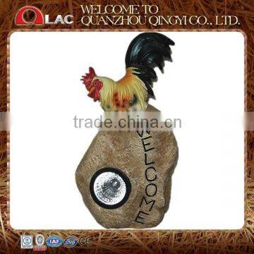 CE approved resin rooster on stone with solar lamp and welcome board garden decoration