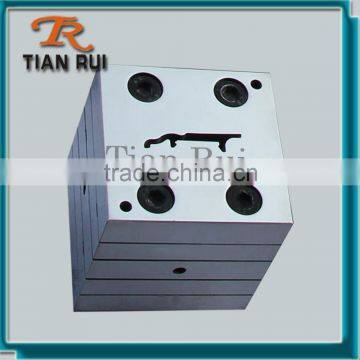 Подготовленное деревянное плинтусное основание, пластмассовое экструзионное формования photo-2