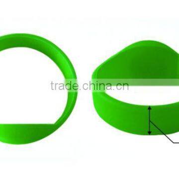 PLASTIC ADJUSTABLE SILLCON WRISTBAND