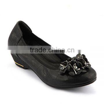 China factory wholesale shoes high quality embossed calf leather European women black low heel casual shoes