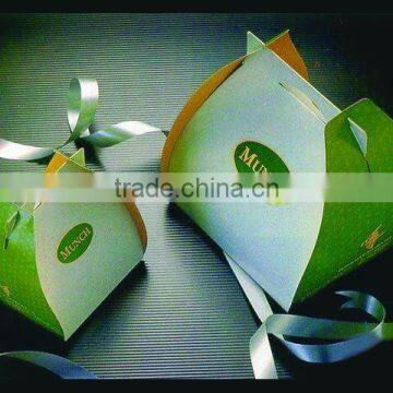 Foldable gift paper box