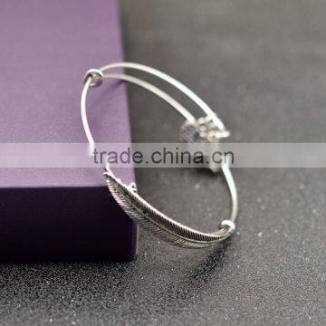 Zm53383a Feather Shape Gold Bangle Bracelet Gold Plated Wedding Accessory photo-4