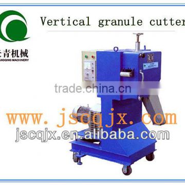 Vertical plastic granule cutter