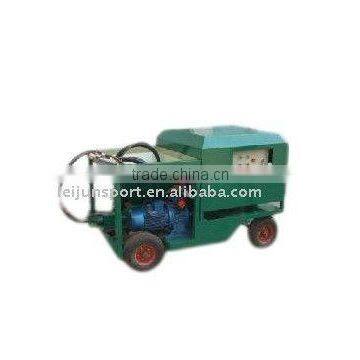 Plastic track spraying machine