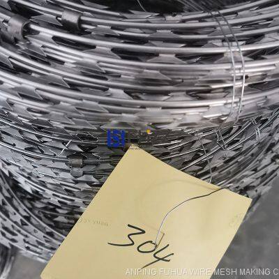 SS304 Stainless Steel Concertina Razor Wire Gray Bright Type BTO-22 Diameter 50cm