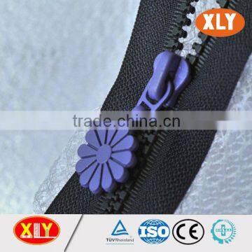 High Quality Ykk Color Custom Flower Puller Plastic Zipper photo-3