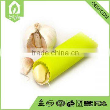 hot sale kitchen ware vegetable peeler silicone garlic peeler
