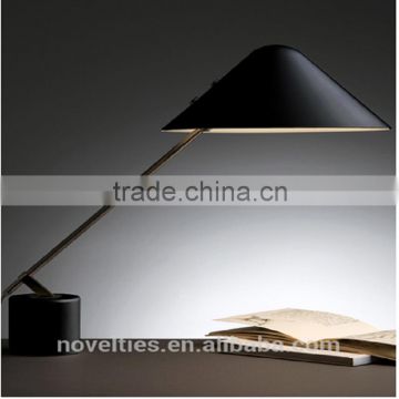 Metal Decoration Contemporary Tabel Desk Lamp