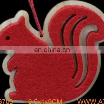 Hotsale Handmade felt& wooden Christmas Squirrel Hanging Ornament Manufacturer