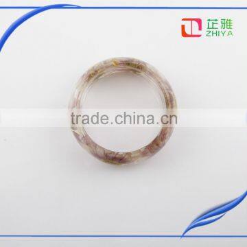 2016 Wholesale Eco Friendly Rainbow clear resin bangle with pressed flower