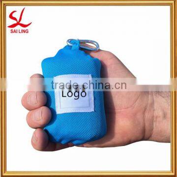 New Customized Outdoor Pocket Blanket Wholesale Mini Size Pocket Blanket With Hanging Carabiner