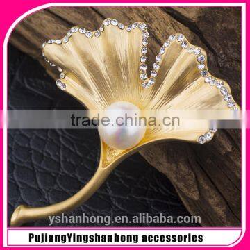Fashion natural pearl gold-plated ginkgo biloba brooch