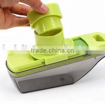 Cy284 Multifunction Kitchen Vegetable Tool Plastic Garlic Press Grater With Storage for Garlic Ginger photo-2