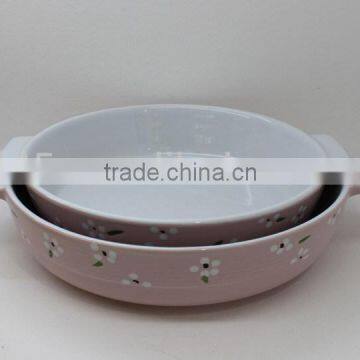 hand painting round ceramic bakeware pan