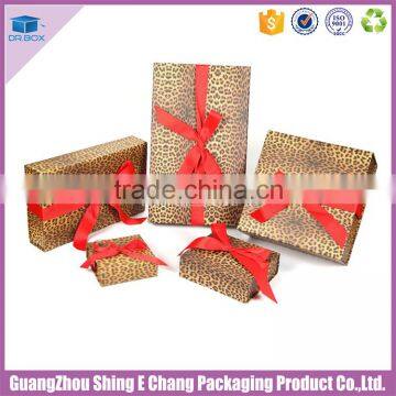 2016 lovely design and high quality customized clothing packaging gift box