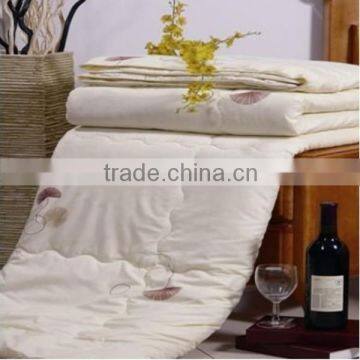 elegant and hot selling polyester quilt