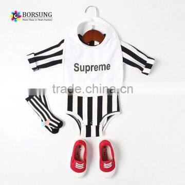 2017 hot sale fashion organic cotton newborn baby boy clothes black stripe baby romper match bibs