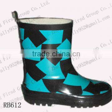 2013 kids' rubber rain boots with blue arrow pattern