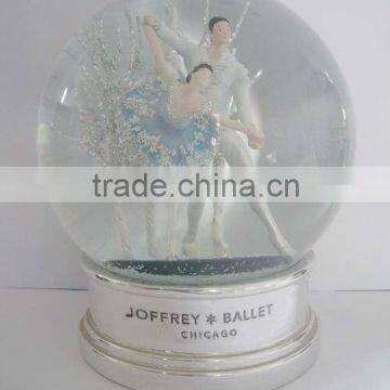 2015 High quality resin customized snow globes