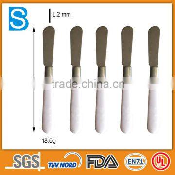 white color plastic spreader knife